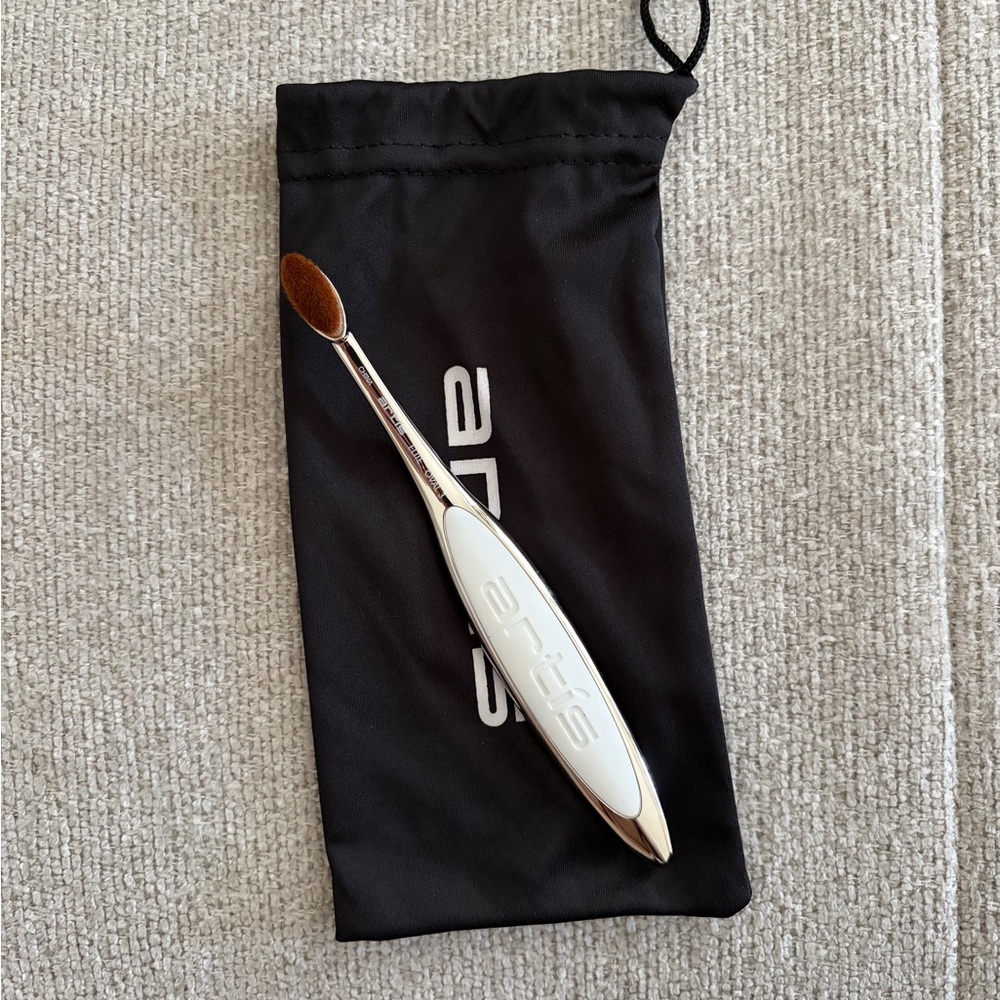 Artis Oval 3 Makeup Brush in White